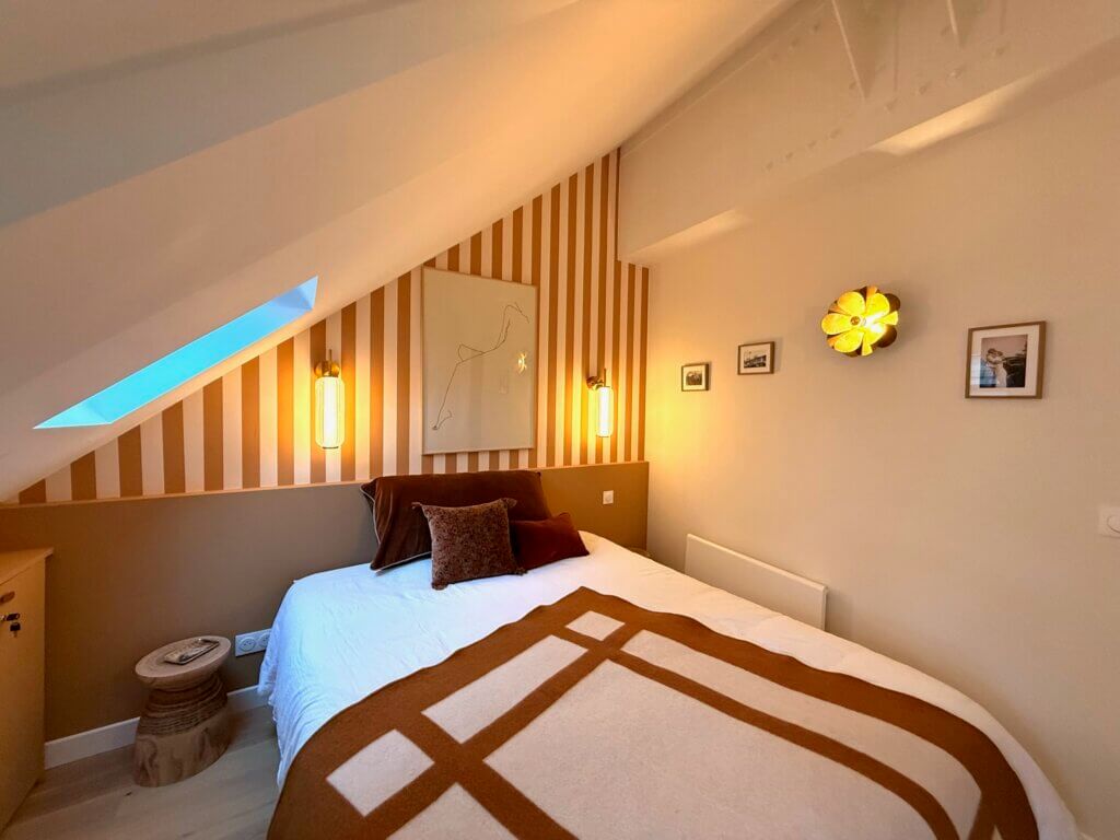 Chambre 1 déco rayures et lampes canellées dans appartement paris 6ème de l'Univer pierres et vignes.